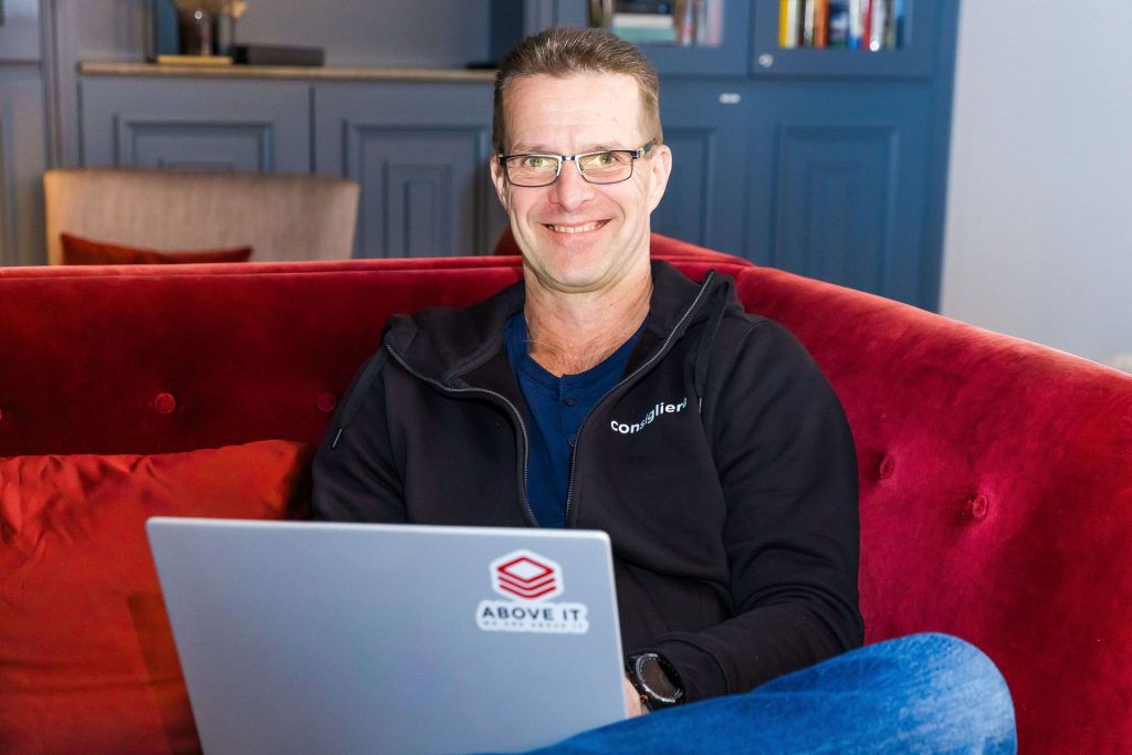 Pasi Jalonen writing a blog