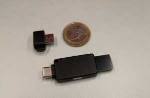 Kaksi passkey-turva-avainta ja euron kolikko